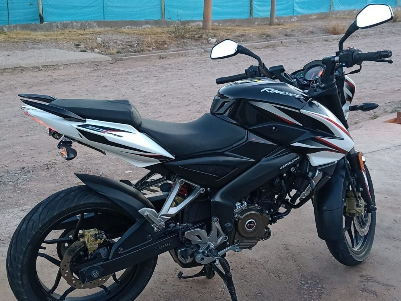 Bajaj Rouser Usada en Mendoza, deRuedas