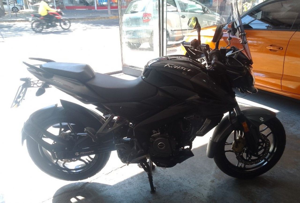 Bajaj Rouser Usada en Mendoza, deRuedas