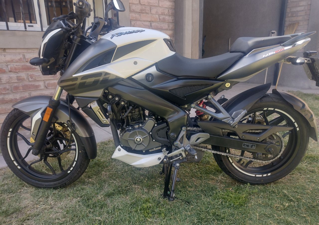 Bajaj Rouser Usada en Mendoza, deRuedas