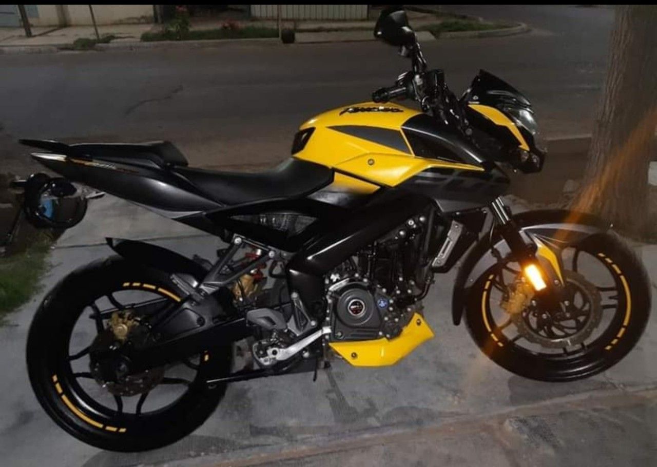 Bajaj Rouser Usada en Mendoza, deRuedas
