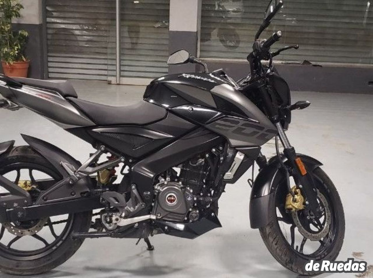 Bajaj Rouser Usada en Mendoza, deRuedas