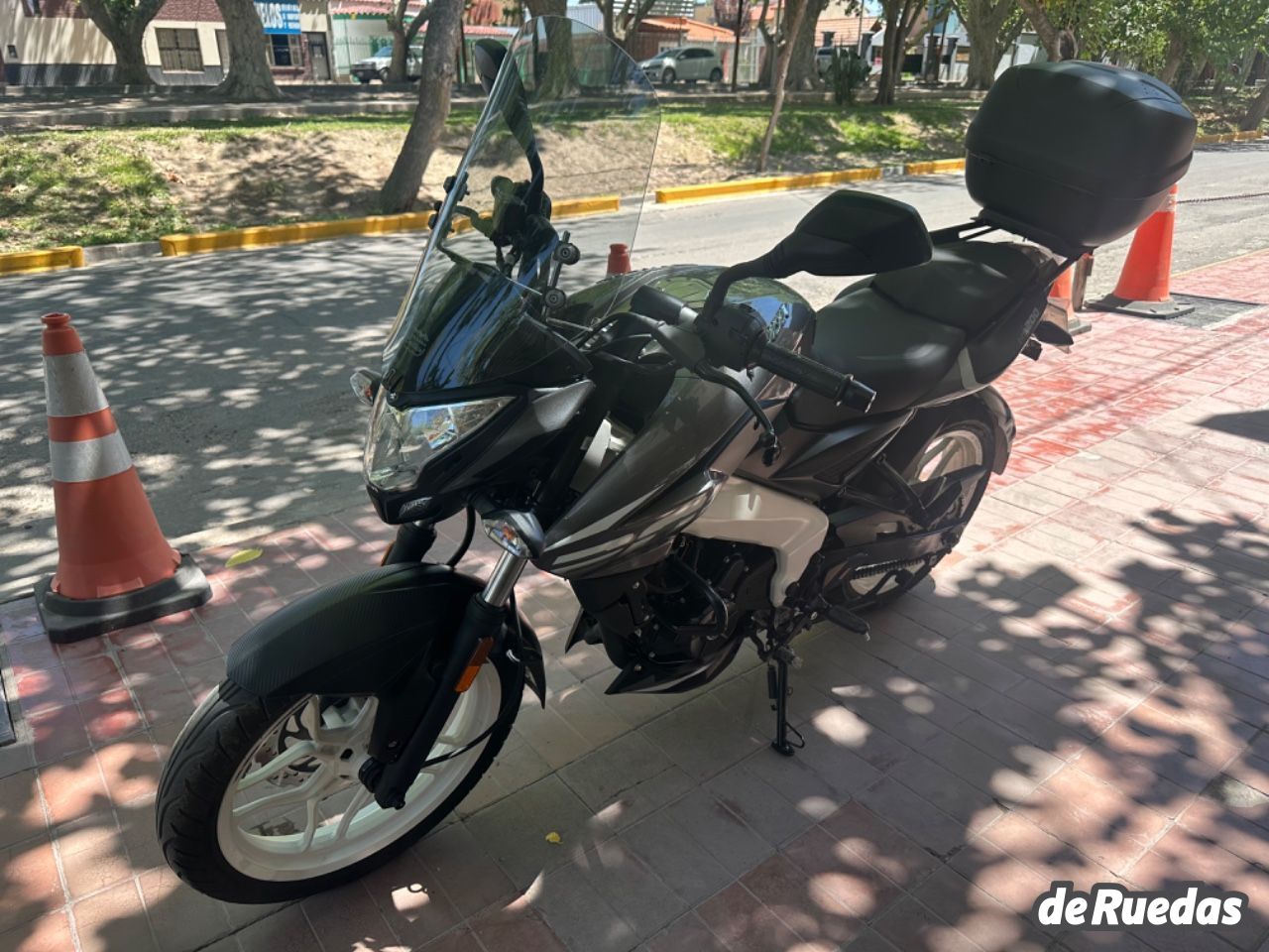 Bajaj Rouser Usada en Mendoza, deRuedas