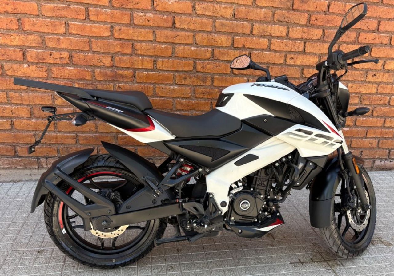 Bajaj Rouser Usada en Mendoza, deRuedas