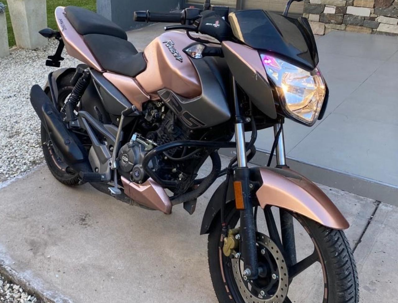 Bajaj Rouser Usada en Mendoza, deRuedas