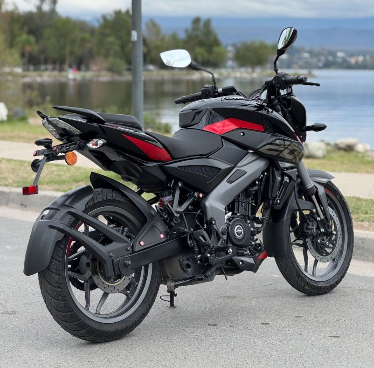 Bajaj Rouser Usada en Córdoba, deRuedas