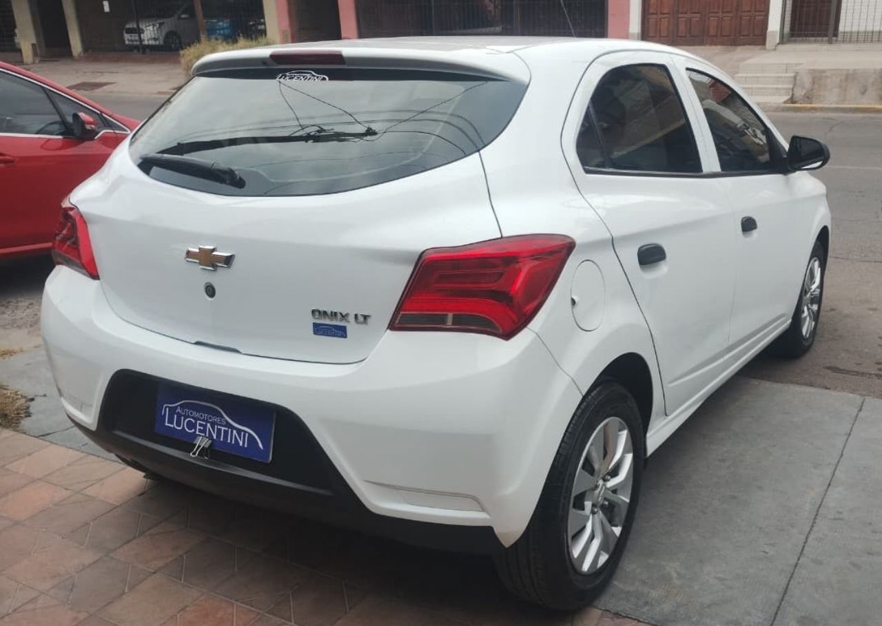 Chevrolet Onix Usado Financiado en Mendoza, deRuedas