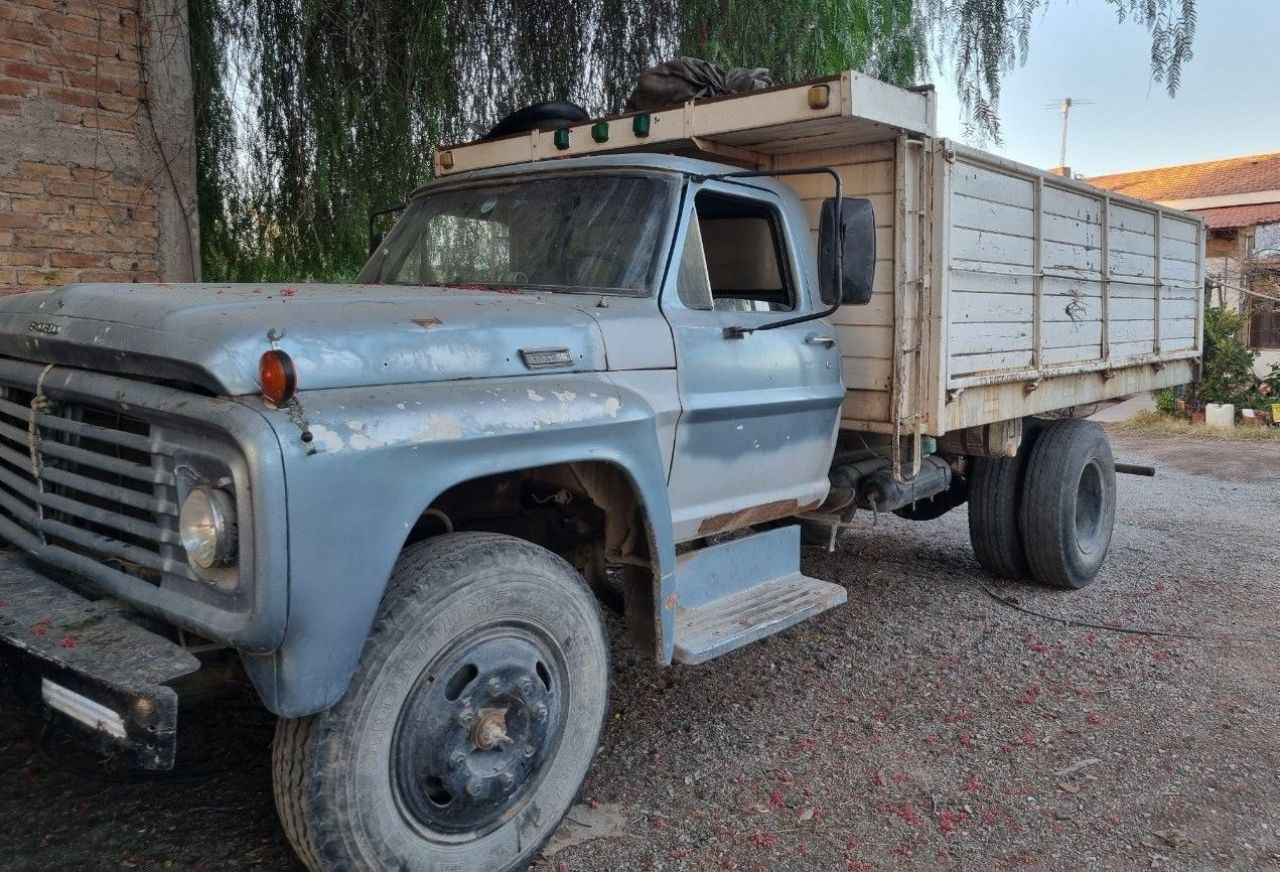 Ford F-700 Usado en Mendoza, deRuedas