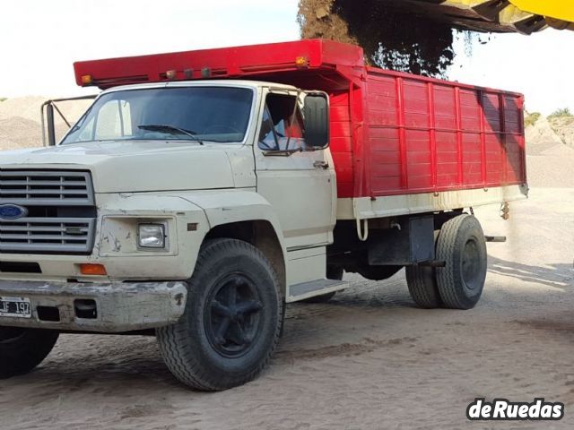 Ford F-700 Usado en Mendoza, deRuedas