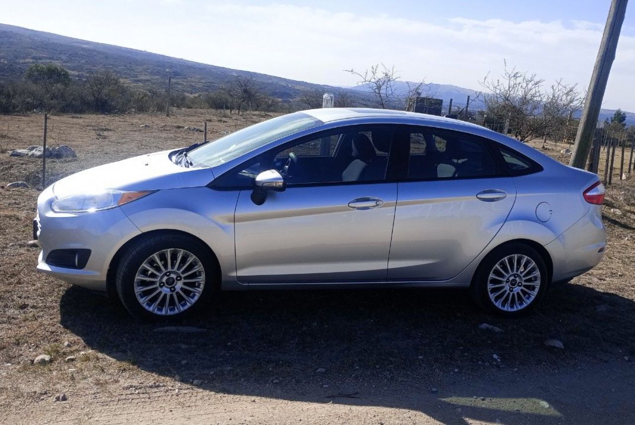 Ford Fiesta KD Usado en Córdoba, deRuedas
