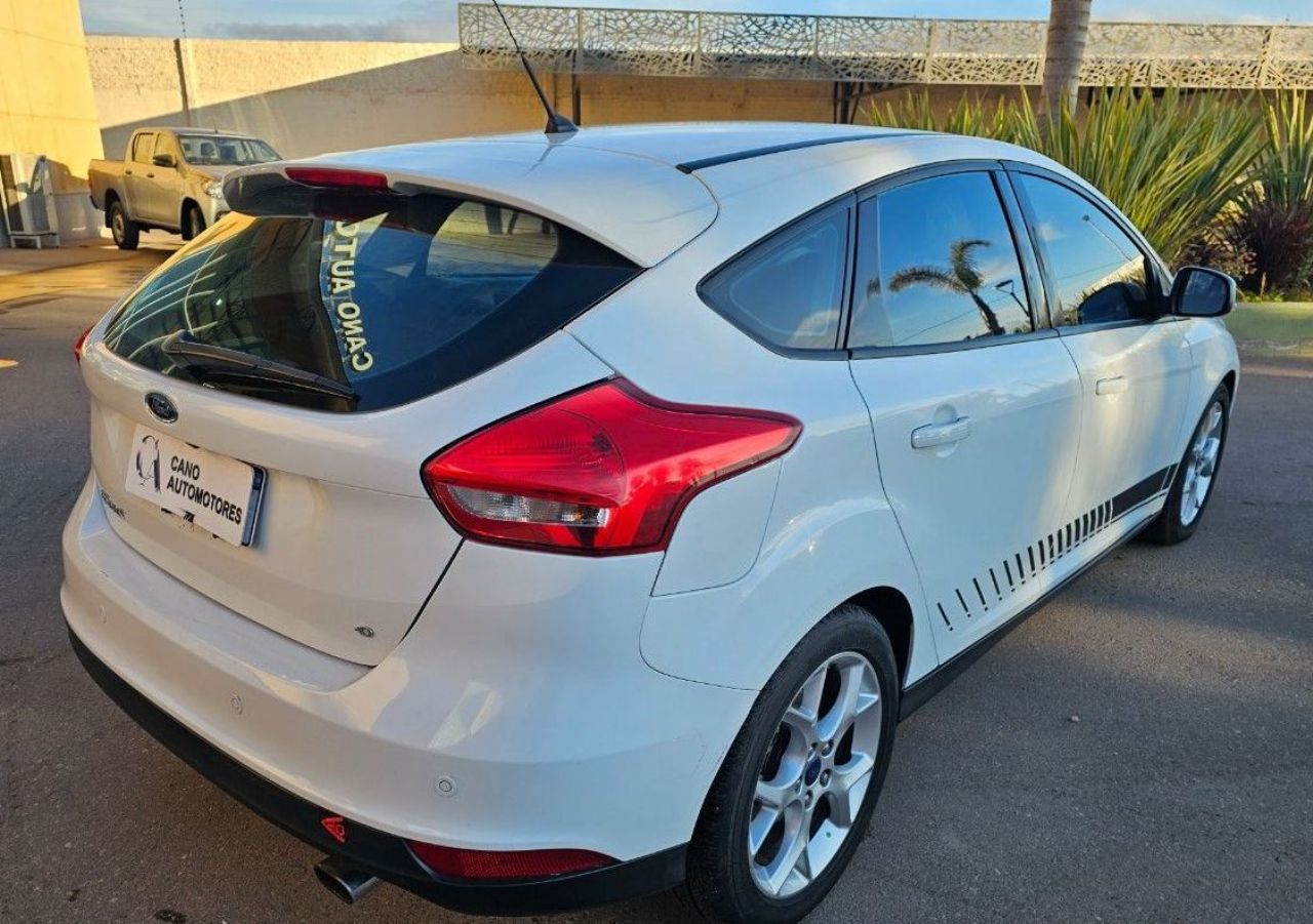 Ford Focus Usado Financiado en Mendoza, deRuedas