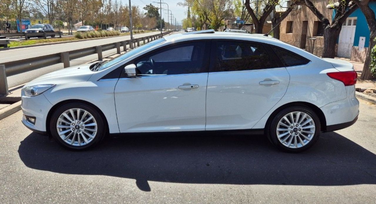Ford Focus Usado Financiado en Mendoza, deRuedas