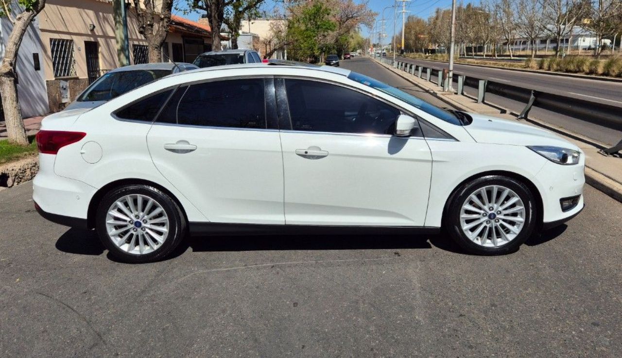 Ford Focus Usado Financiado en Mendoza, deRuedas