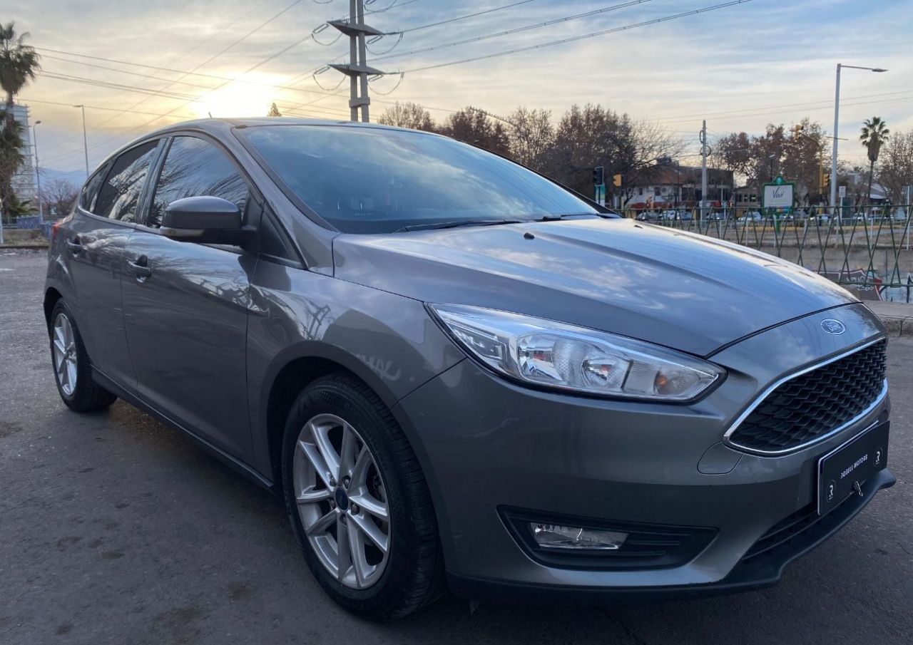 Ford Focus Usado Financiado en Mendoza, deRuedas