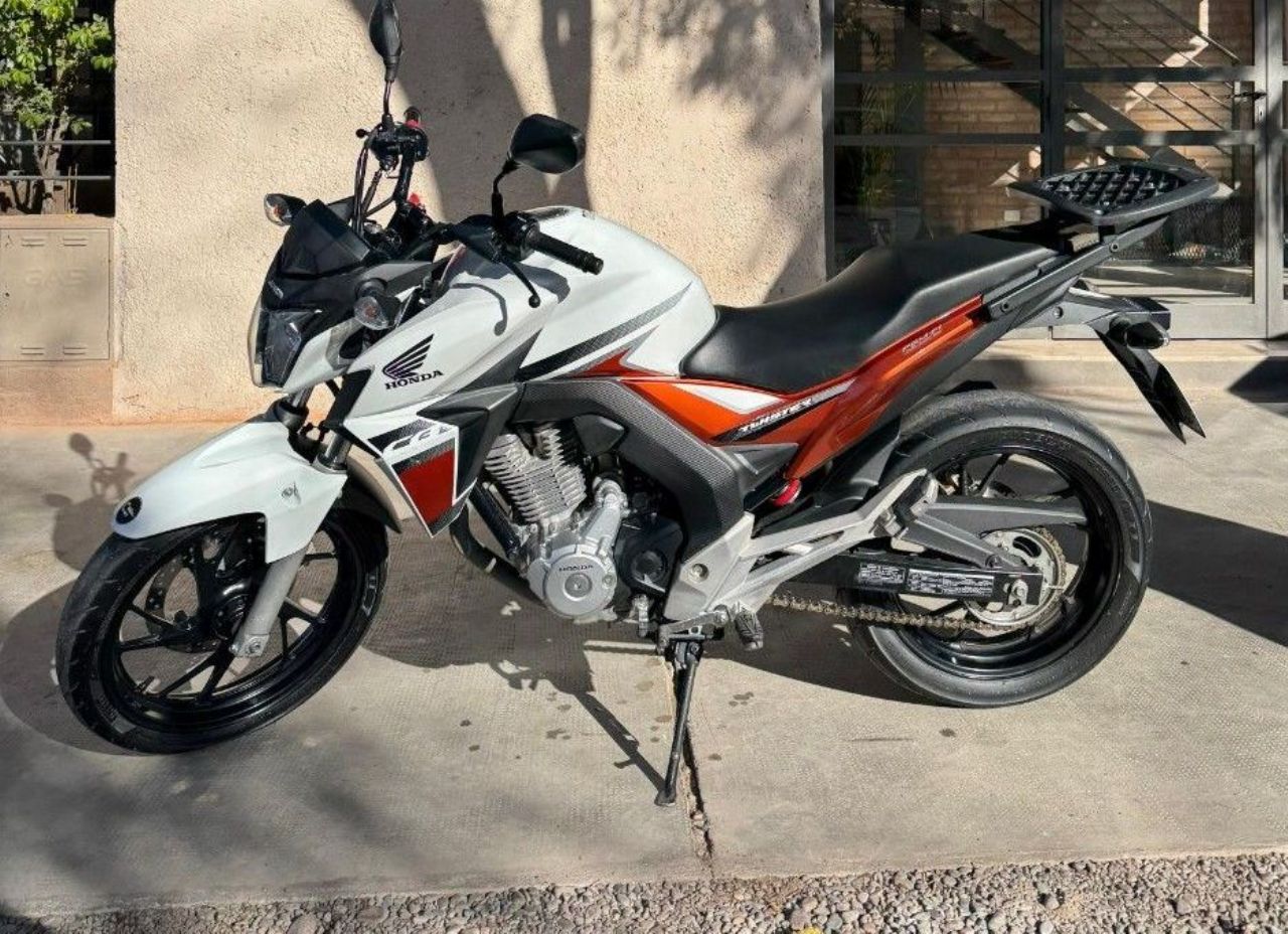 Honda CB Usada Financiado en San Juan, deRuedas