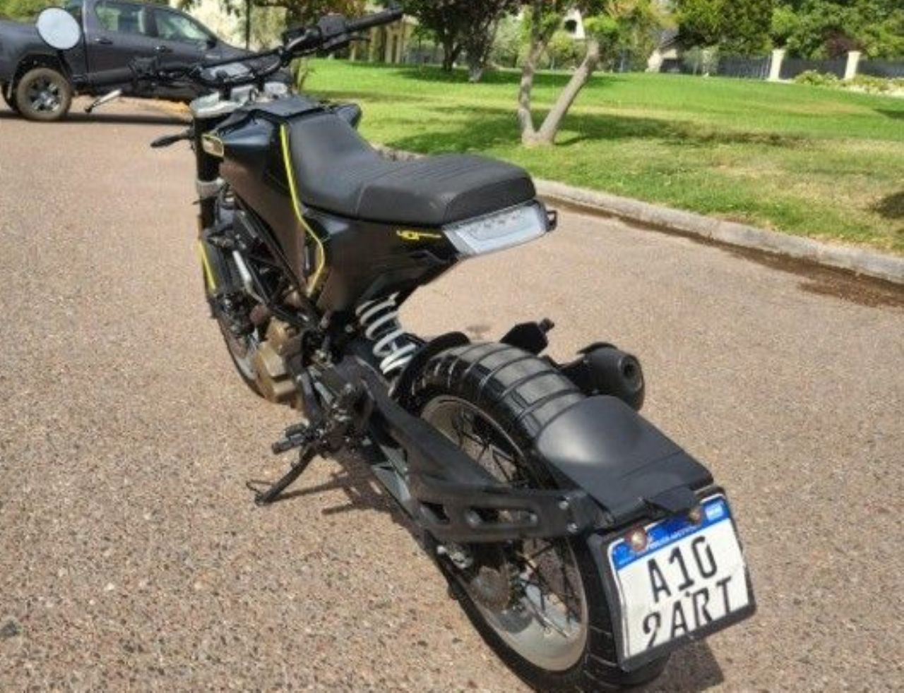 Husqvarna Svartpilen Usada en Mendoza, deRuedas