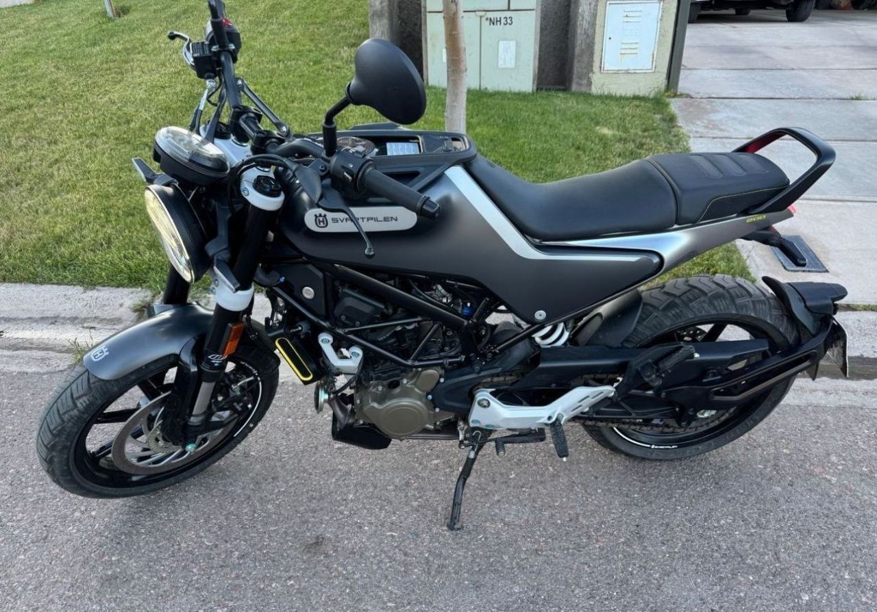 Husqvarna Svartpilen Usada en Mendoza, deRuedas