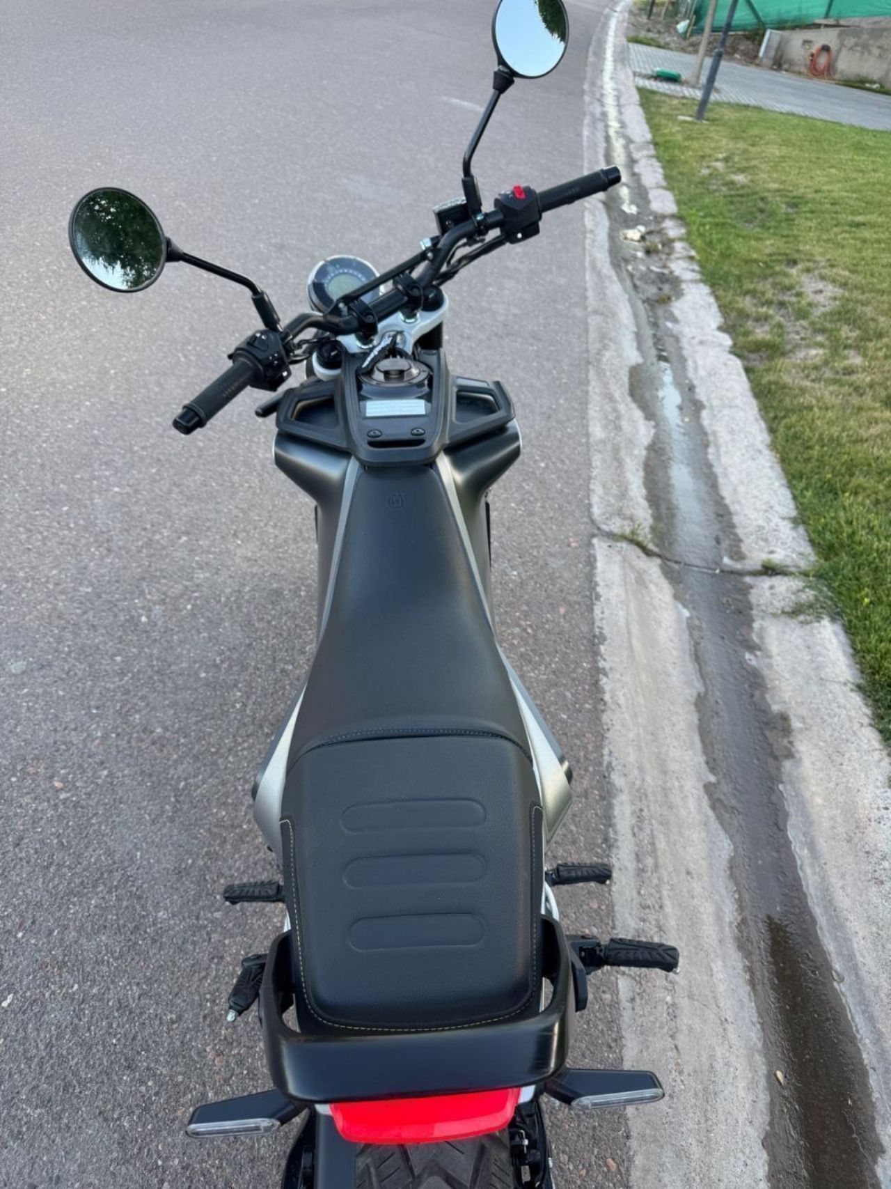 Husqvarna Svartpilen Usada en Mendoza, deRuedas
