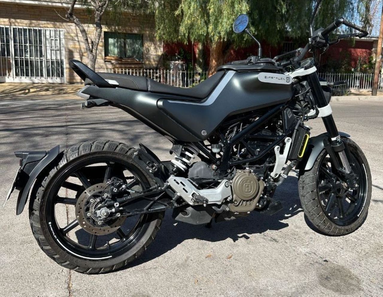 Husqvarna Svartpilen Usada en Mendoza, deRuedas
