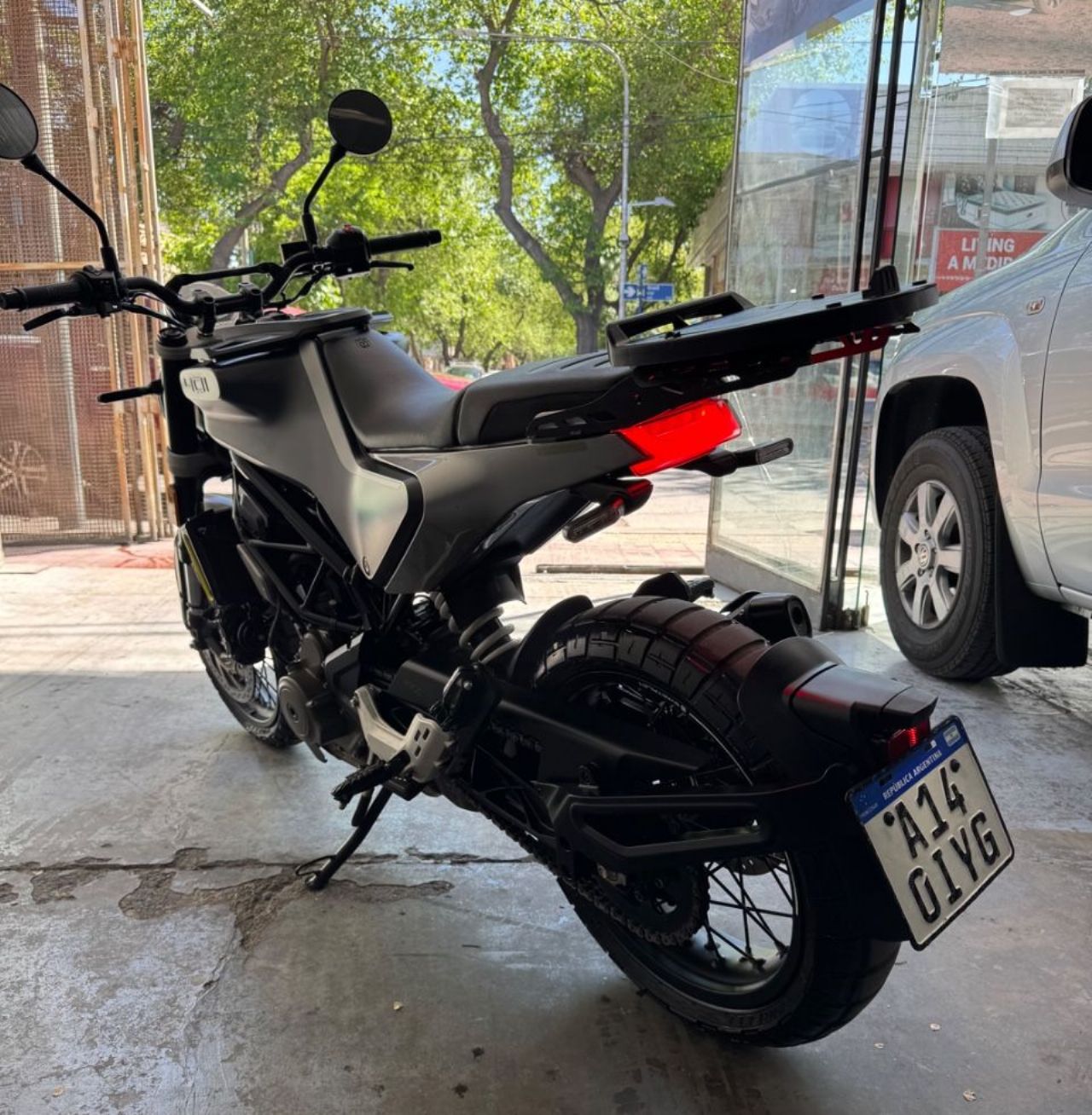 Husqvarna Svartpilen Usada en Mendoza, deRuedas