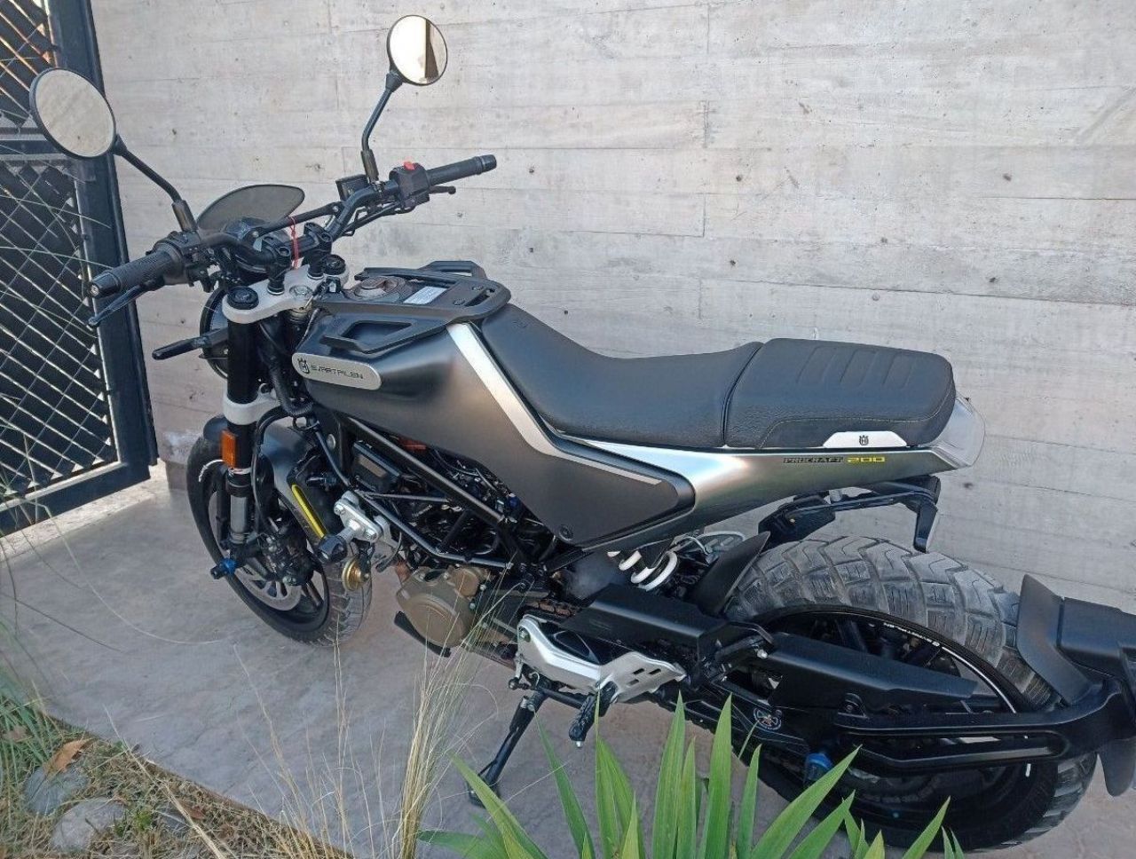 Husqvarna Svartpilen Usada en Mendoza, deRuedas