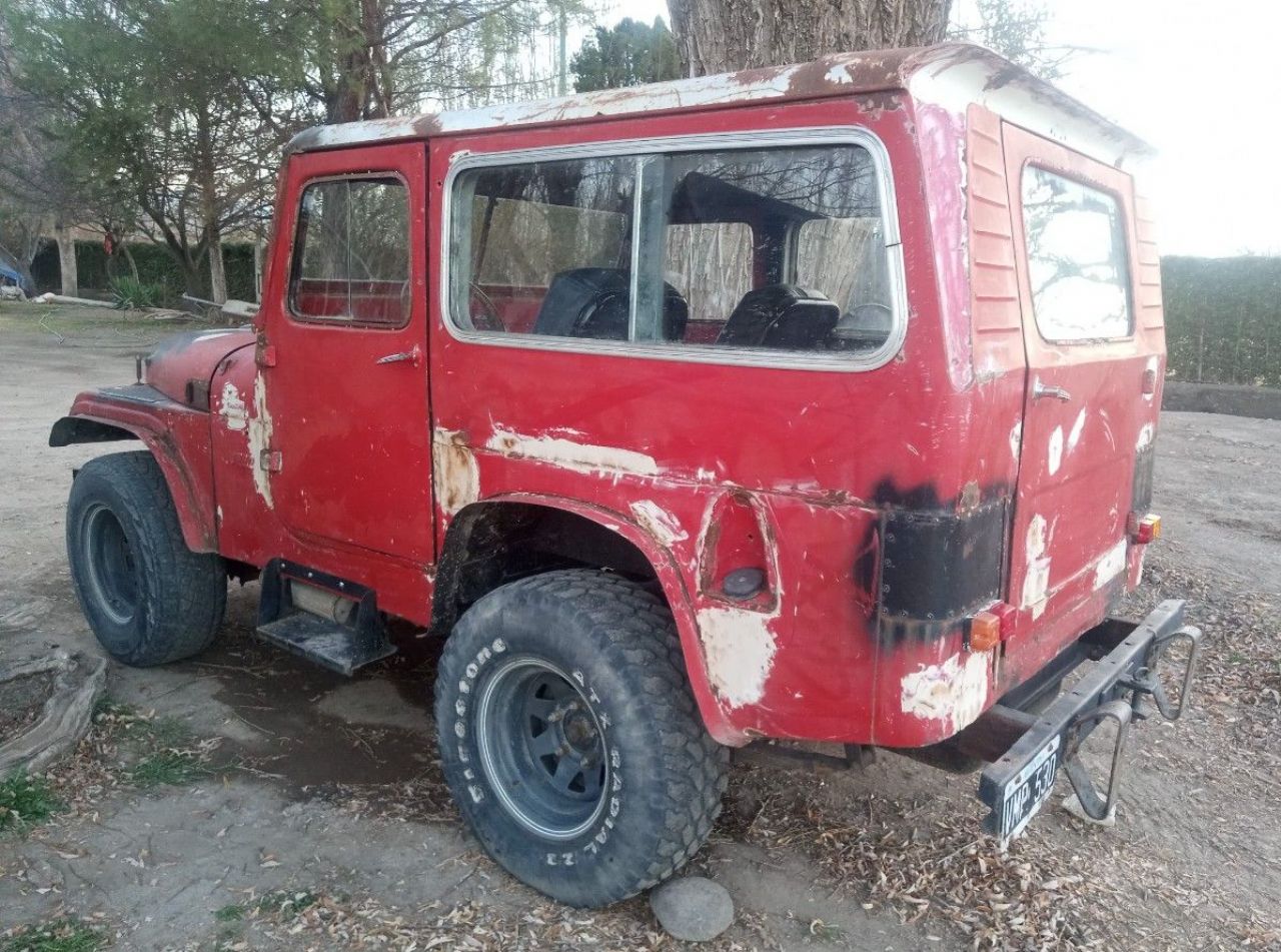 Ika Jeep Usada en Mendoza, deRuedas