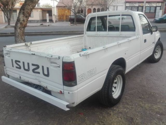 Isuzu Pick-up Cabina Simple Usada en Mendoza, deRuedas