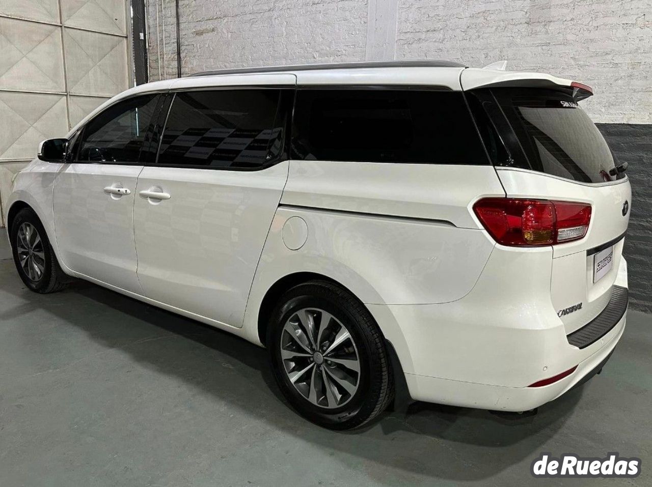 Kia Carnival Usado Financiado en San Juan, deRuedas