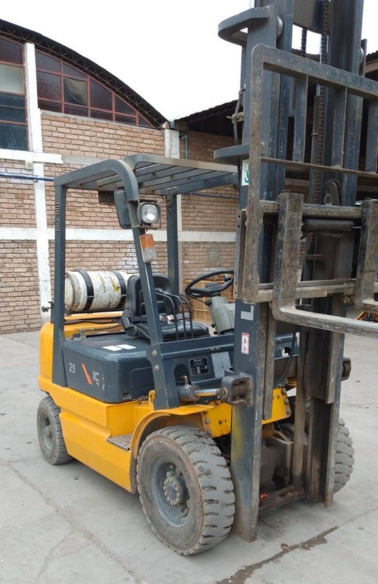 Maq. Pesada Autoelevador Usado en Mendoza, deRuedas