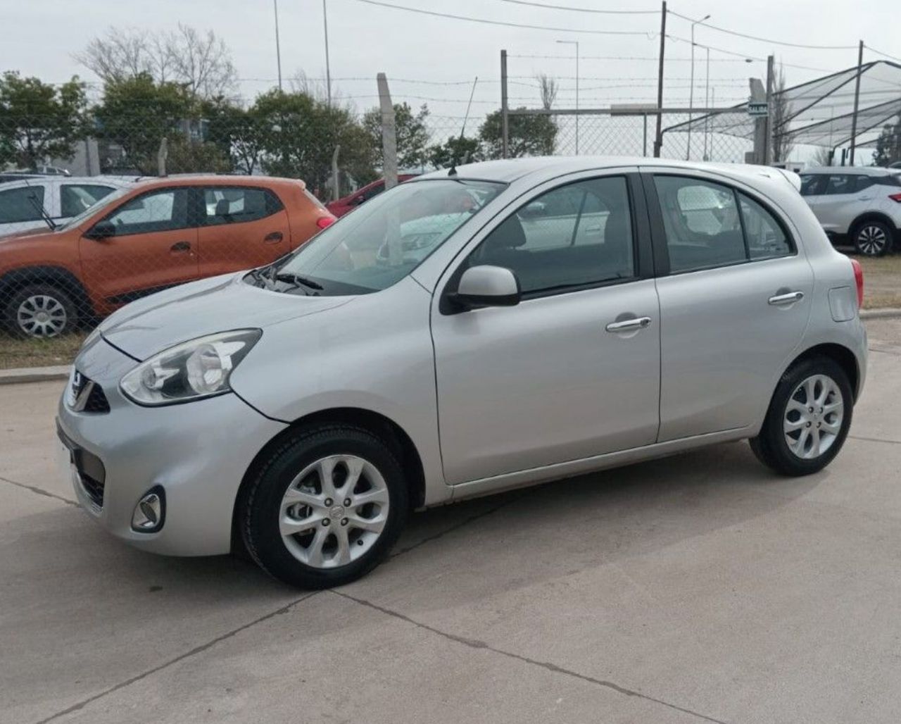 Nissan March Usado Financiado en Córdoba, deRuedas