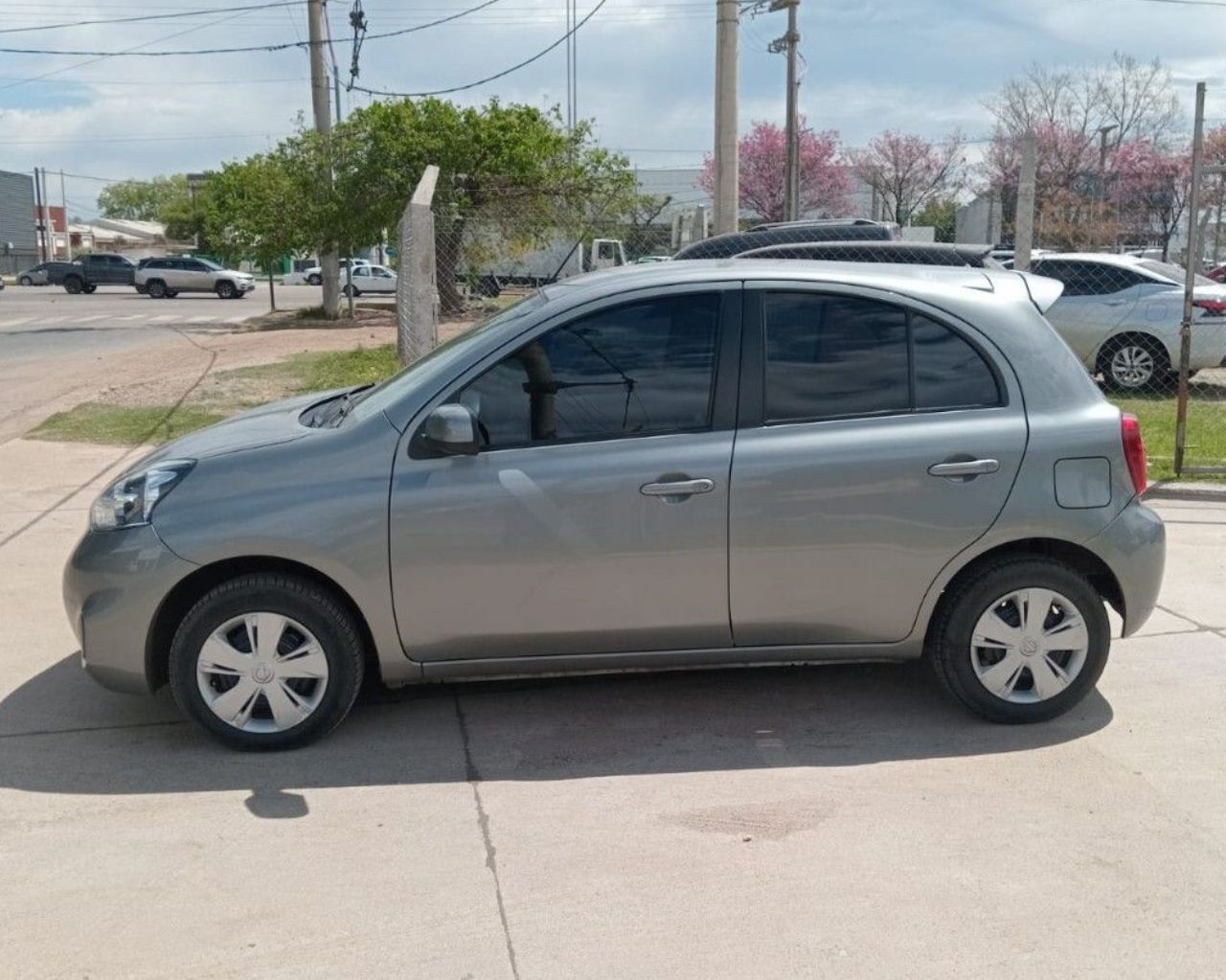 Nissan March Usado Financiado en Córdoba, deRuedas