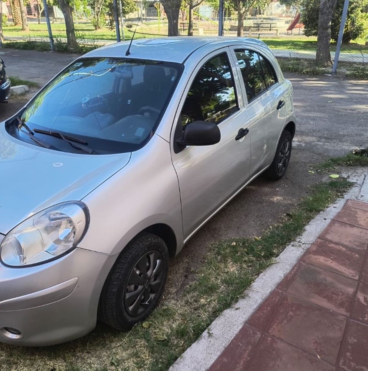 Nissan March Usado en Mendoza, deRuedas