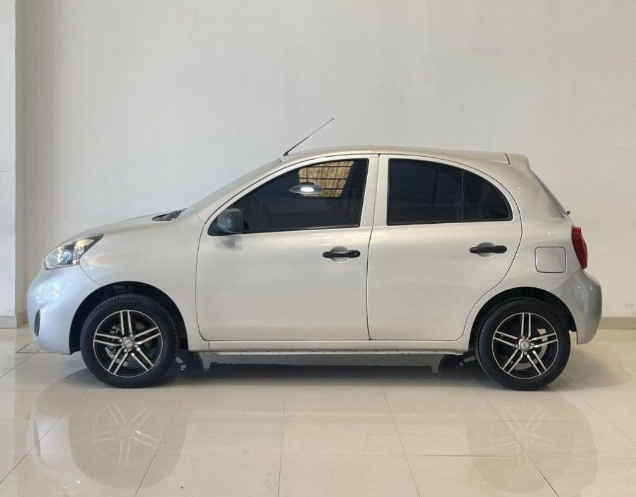 Nissan March Usado Financiado en Mendoza, deRuedas