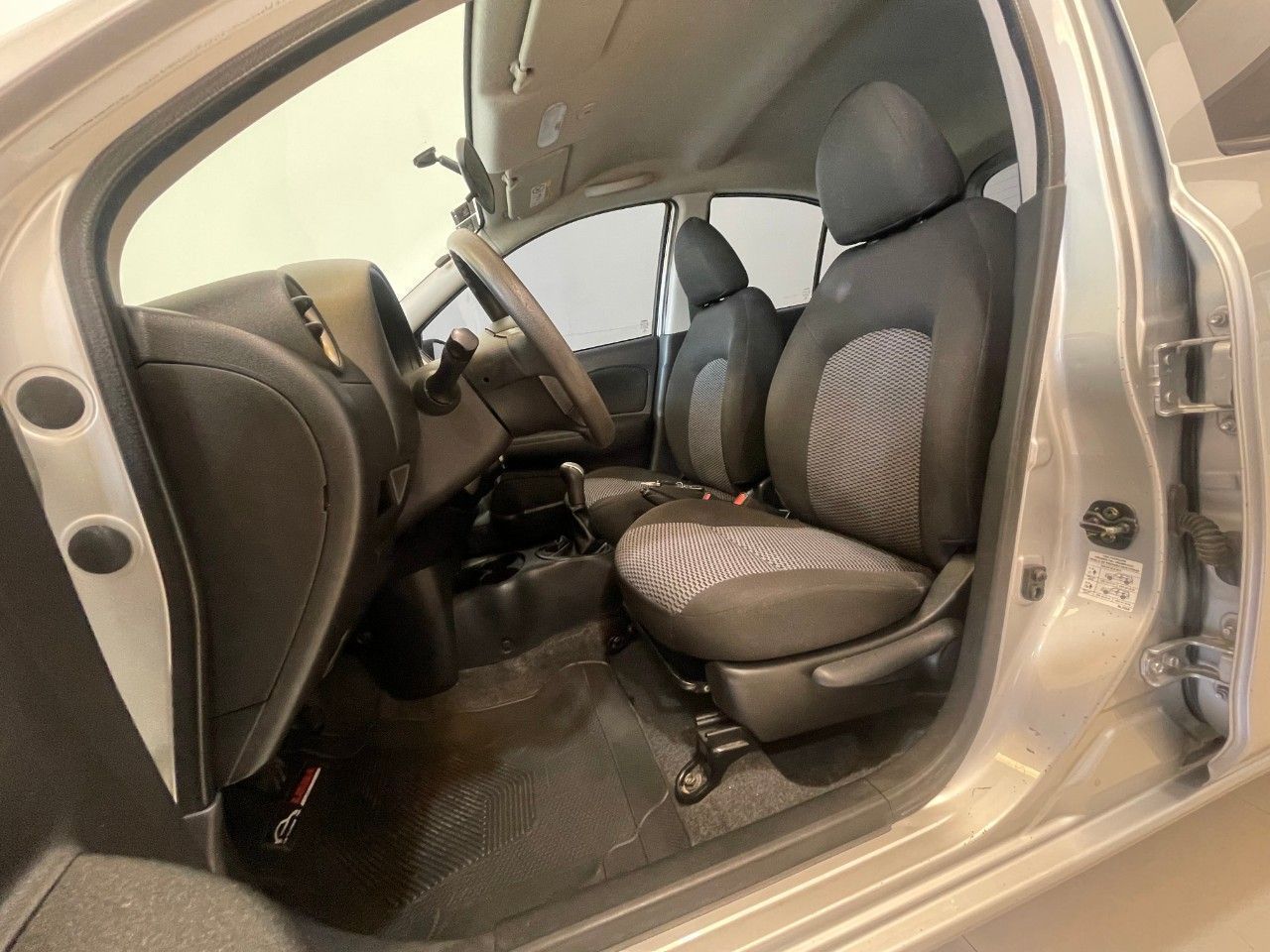 Nissan March Usado Financiado en Mendoza, deRuedas