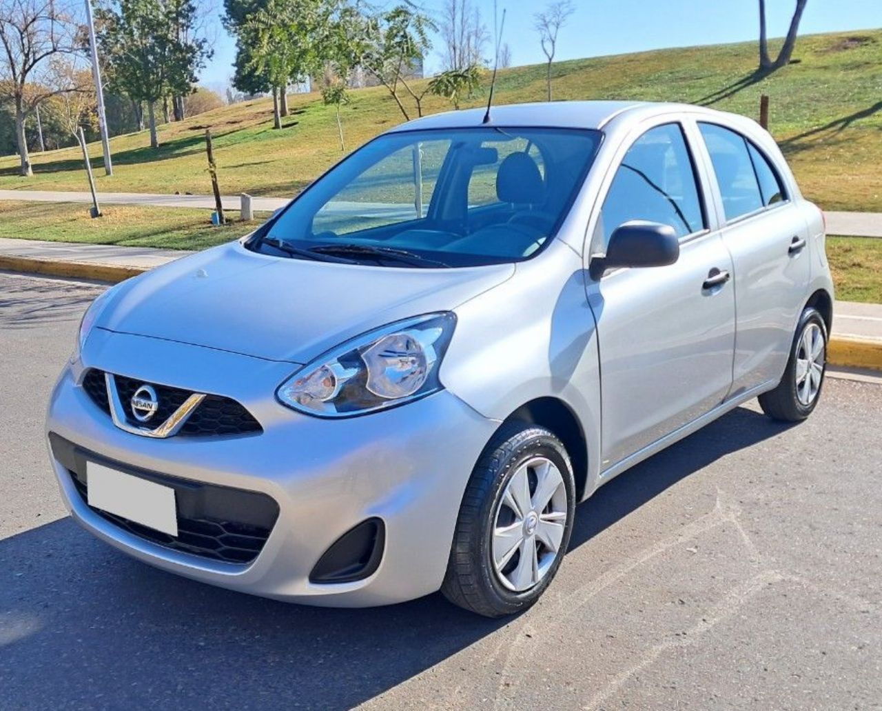 Nissan March Usado Financiado en Mendoza, deRuedas