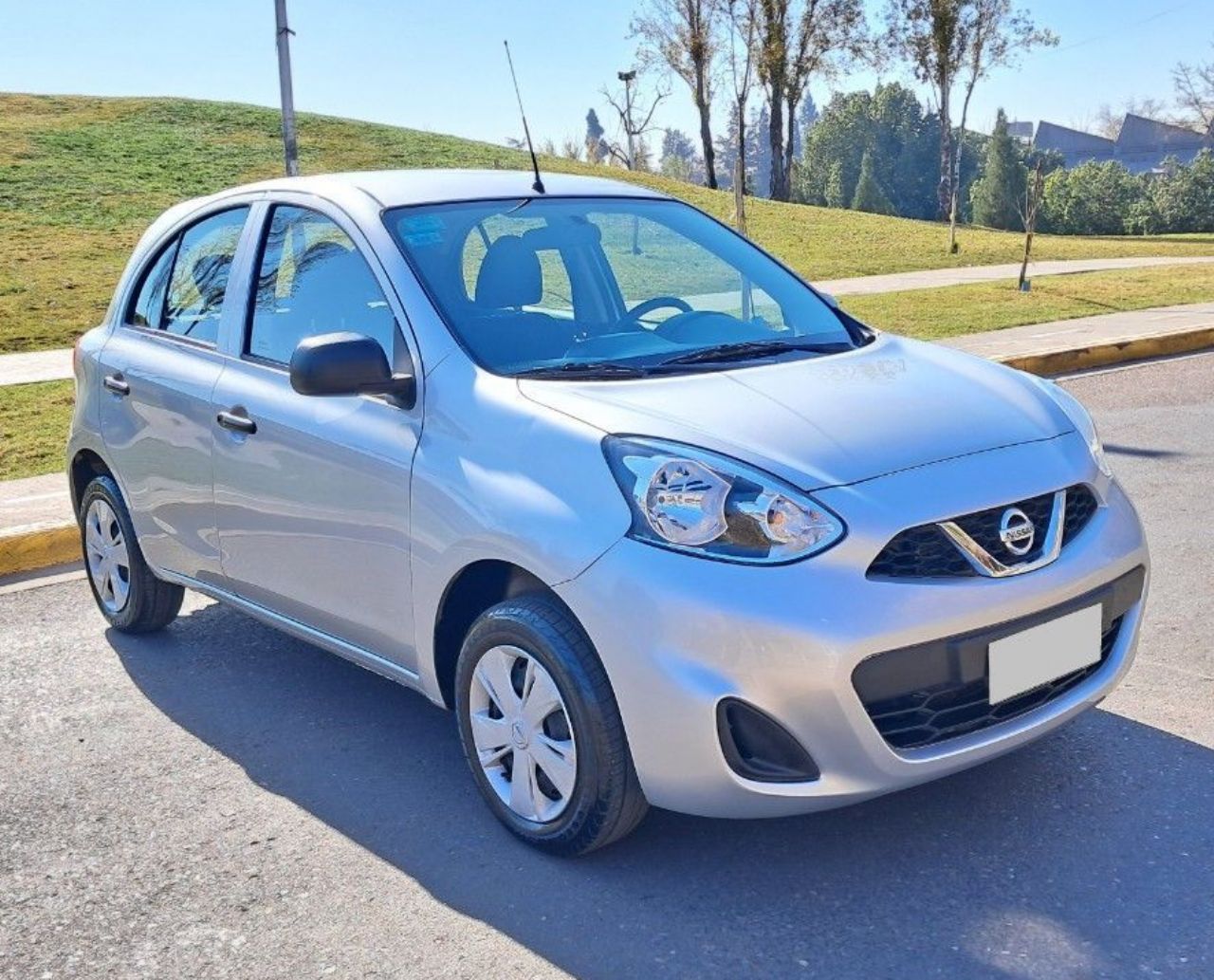 Nissan March Usado Financiado en Mendoza, deRuedas