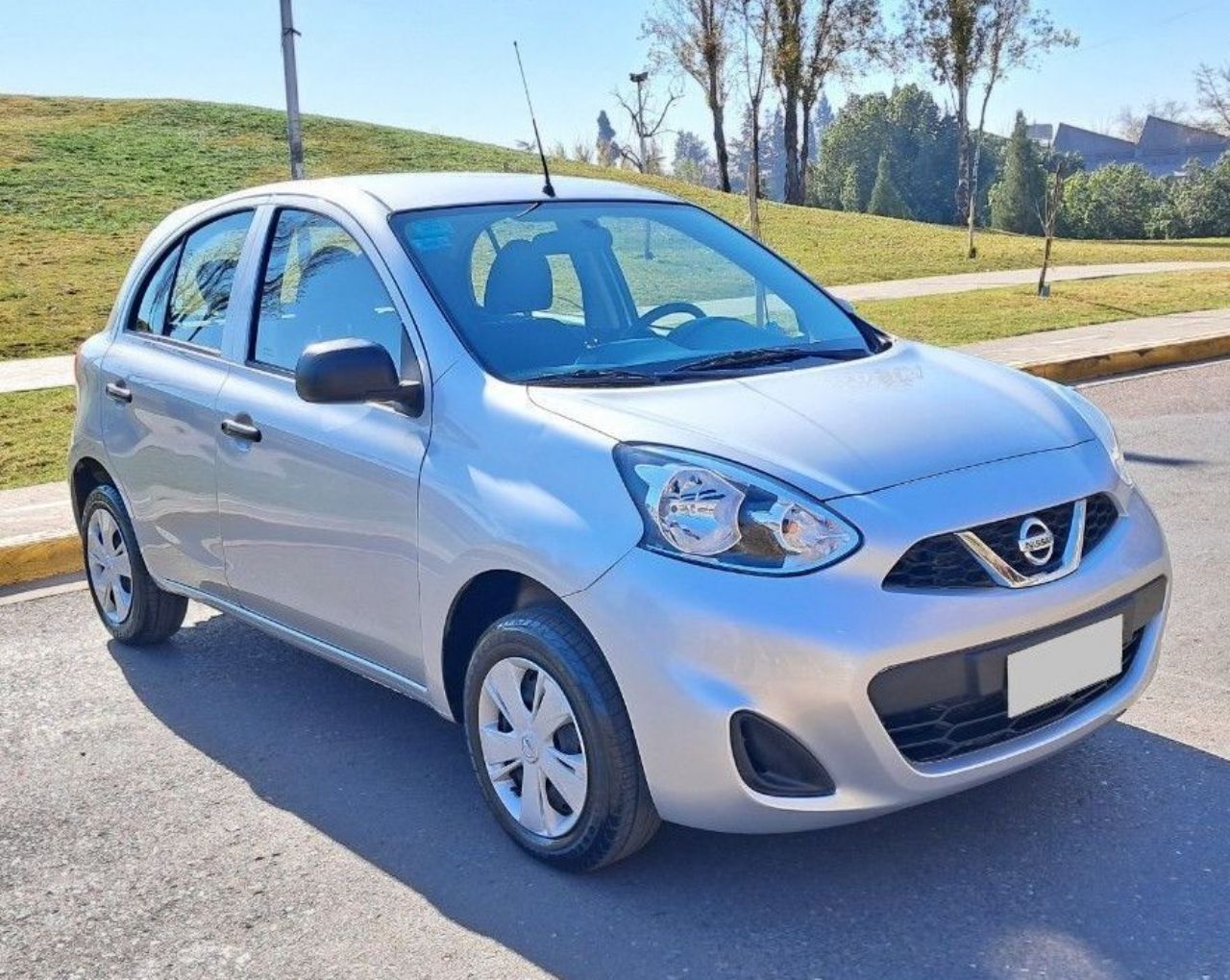 Nissan March Usado Financiado en Mendoza, deRuedas