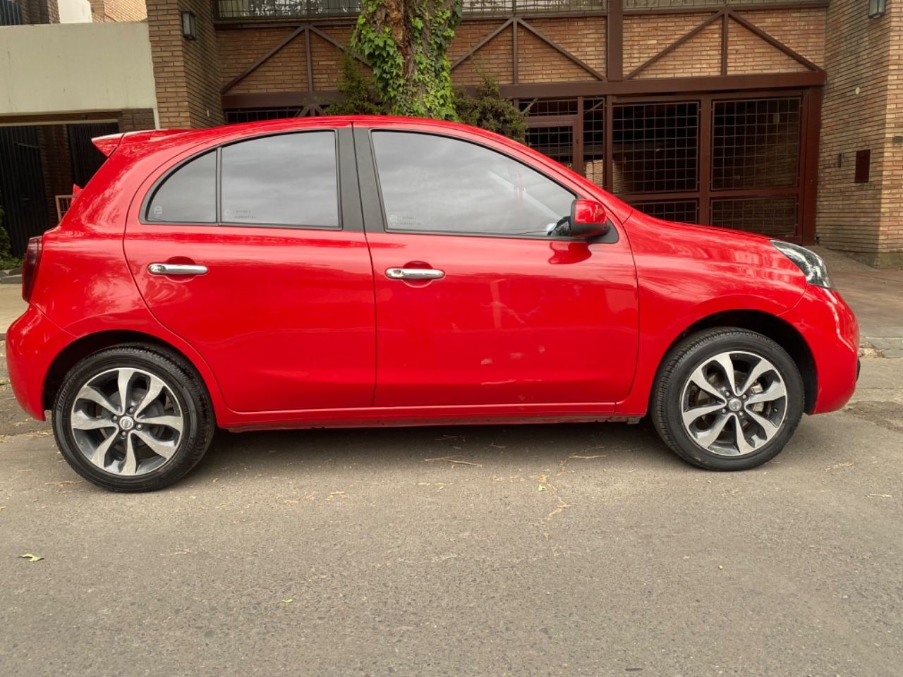 Nissan March Usado en Mendoza, deRuedas