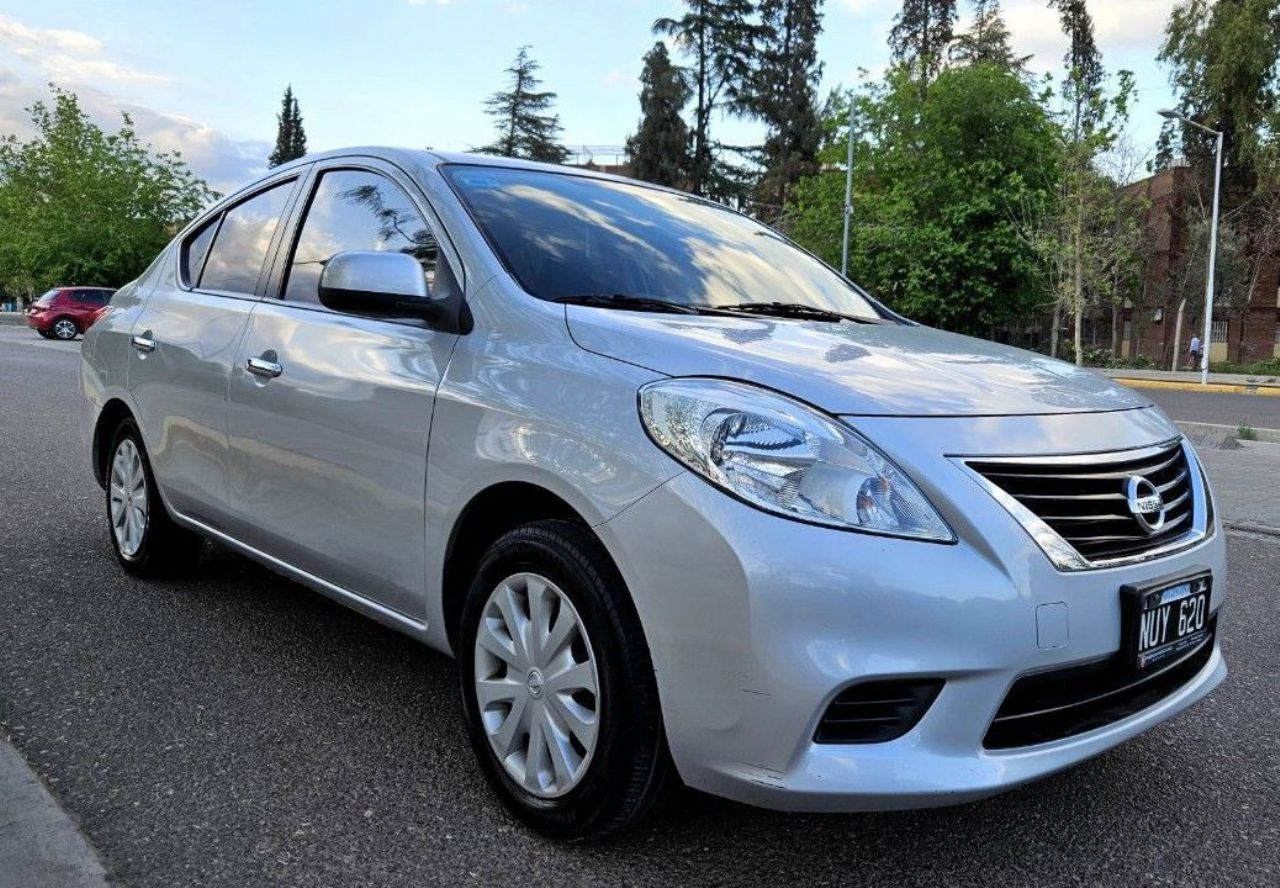 Nissan Versa Usado Financiado en Mendoza, deRuedas