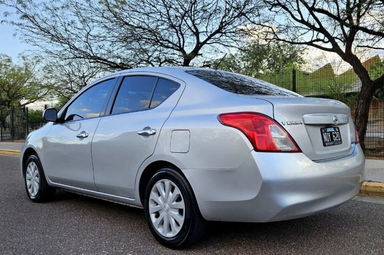 Nissan Versa Usado Financiado en Mendoza, deRuedas