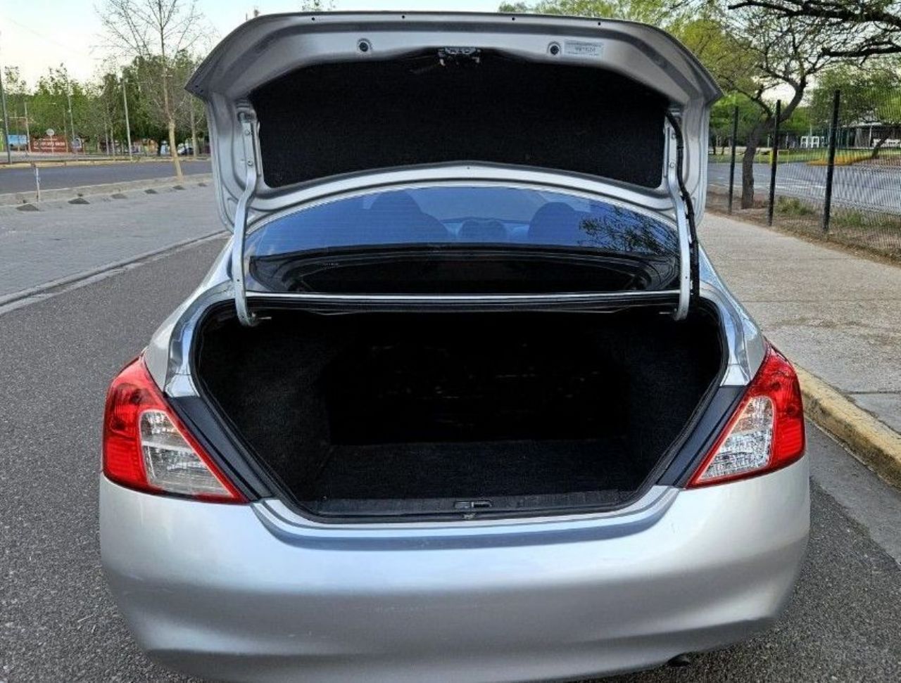 Nissan Versa Usado Financiado en Mendoza, deRuedas