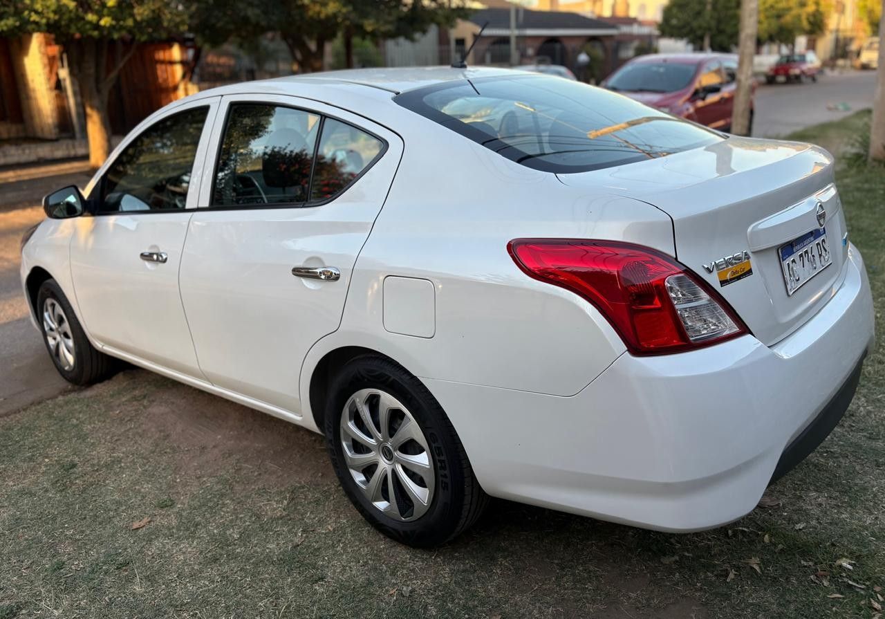 Nissan Versa Usado Financiado en Córdoba, deRuedas