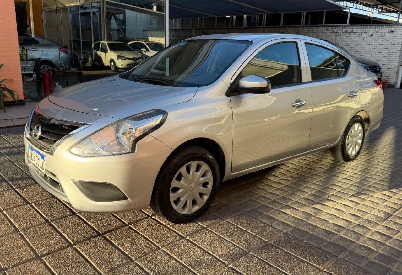 Nissan Versa Usado Financiado en Mendoza, deRuedas
