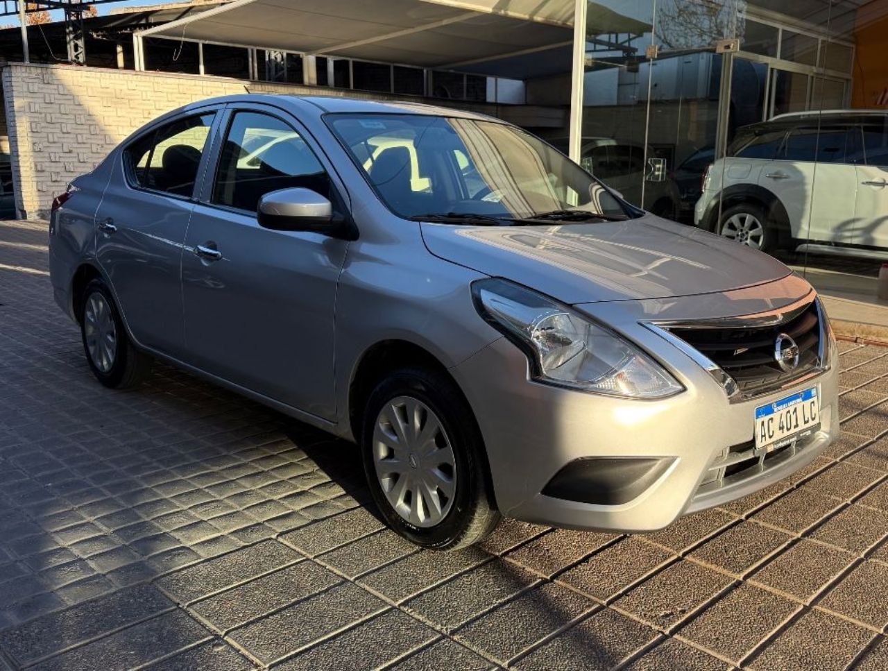 Nissan Versa Usado Financiado en Mendoza, deRuedas