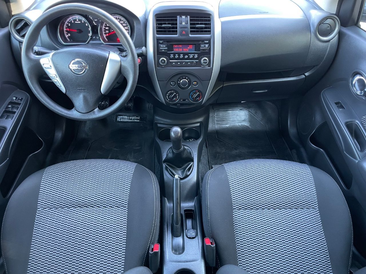 Nissan Versa Usado Financiado en Mendoza, deRuedas