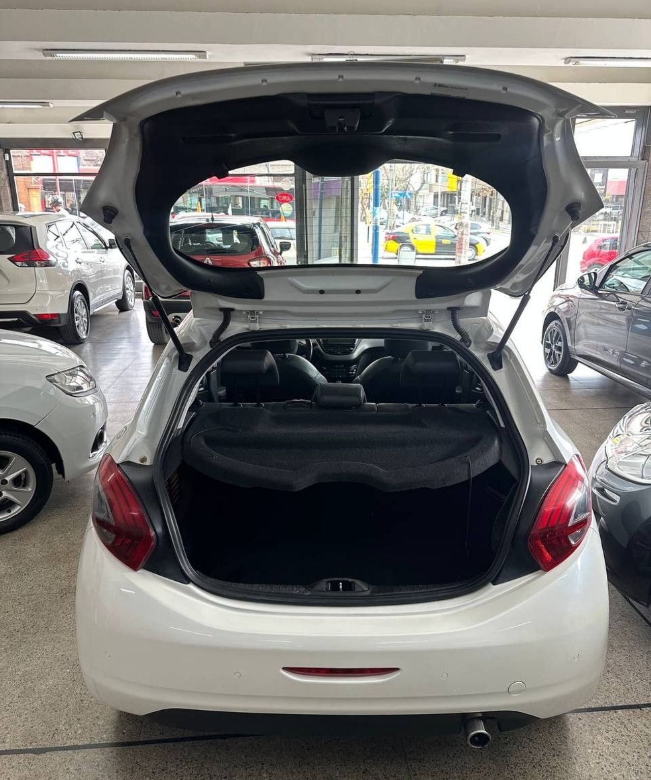 Peugeot 208 Usado Financiado en Mendoza, deRuedas