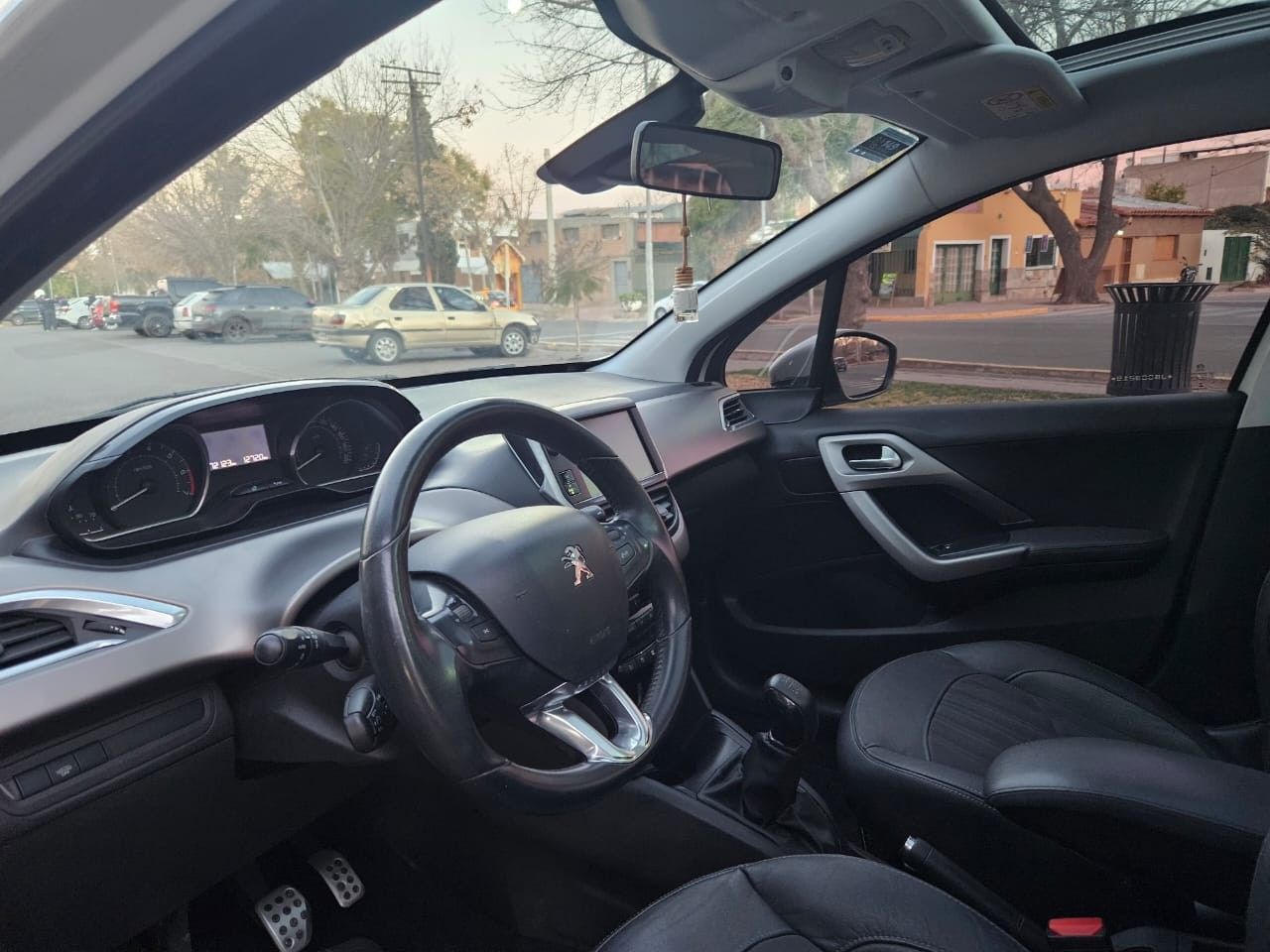 Peugeot 208 Usado Financiado en Mendoza, deRuedas