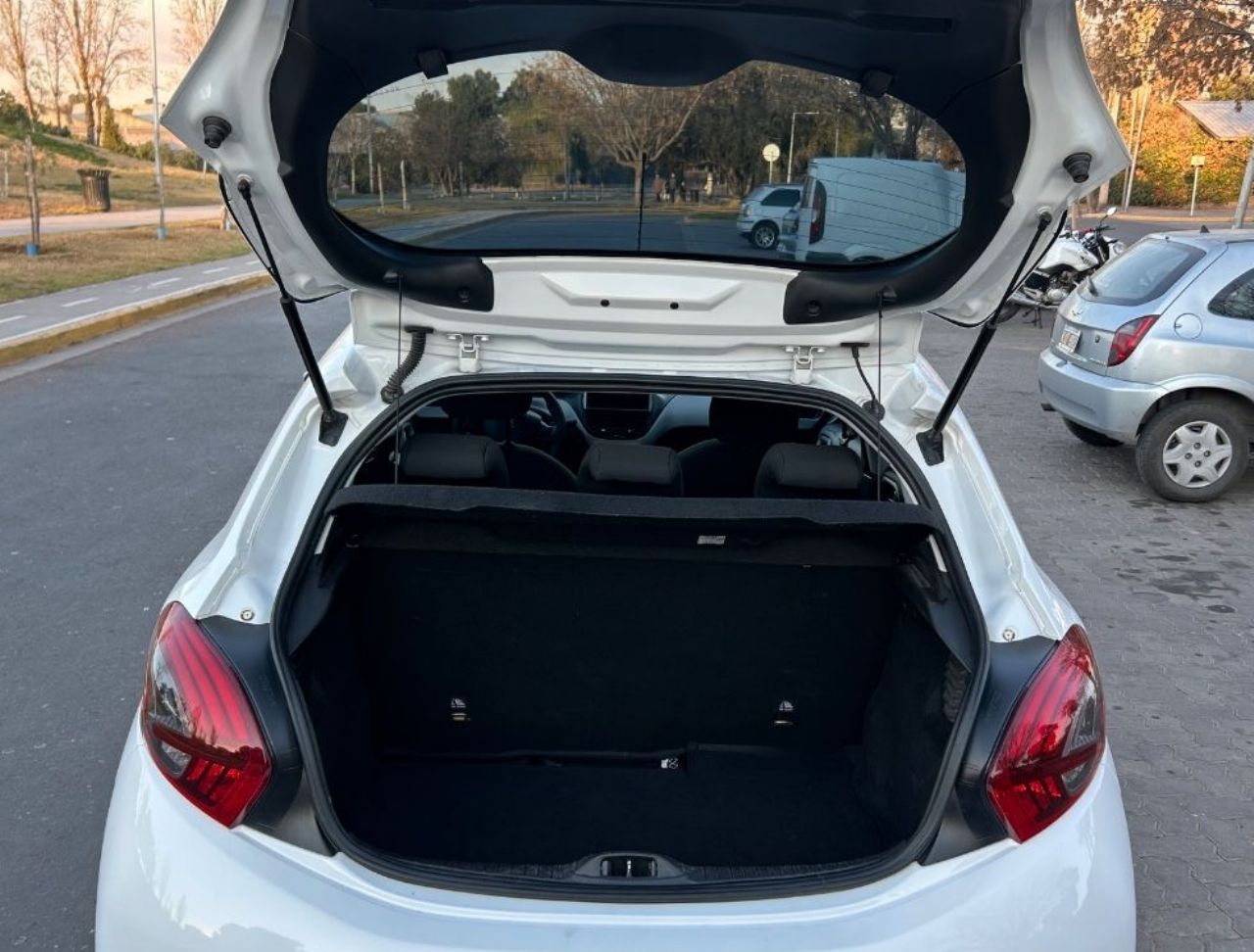Peugeot 208 Usado Financiado en Mendoza, deRuedas