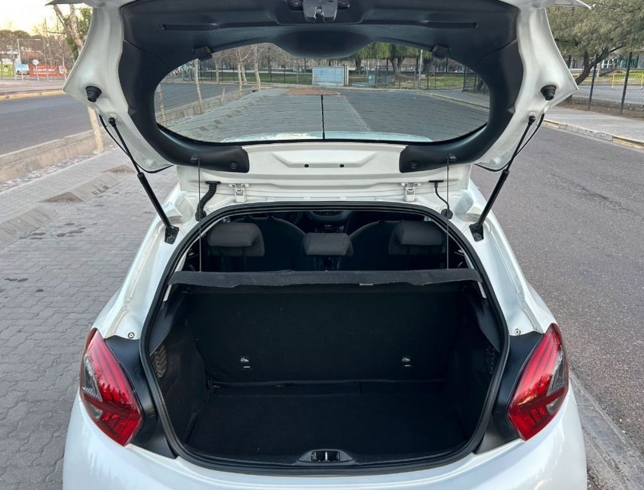 Peugeot 208 Usado Financiado en Mendoza, deRuedas