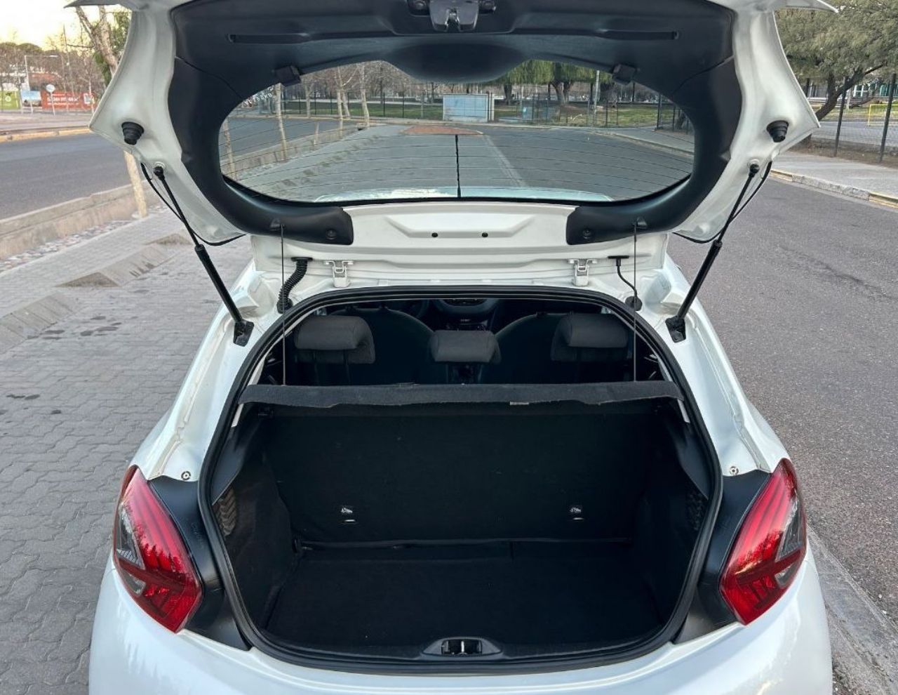 Peugeot 208 Usado Financiado en Mendoza, deRuedas