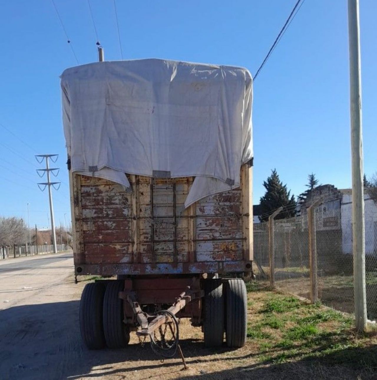 Remolque 3 ejes Usado en Mendoza, deRuedas